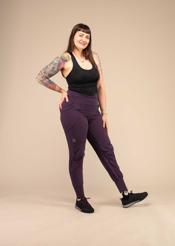 3rd rock clothing sweatpants made with organic cotton - Laura is 5ft 6 with a 31" waist, 43" hips and wears a size 32/RL. F