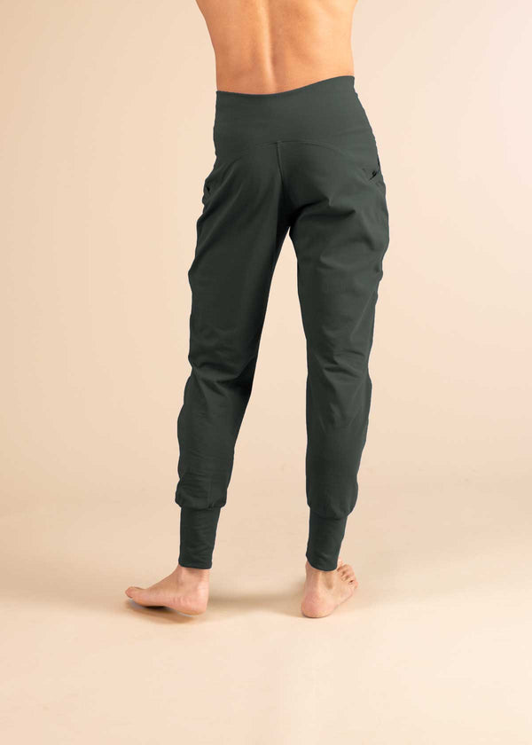 3rd rock sweatpants for climbing - Jerome is 5ft 10" with a 30" waist & 37" hips. Here he is wearing a size 30RL. M