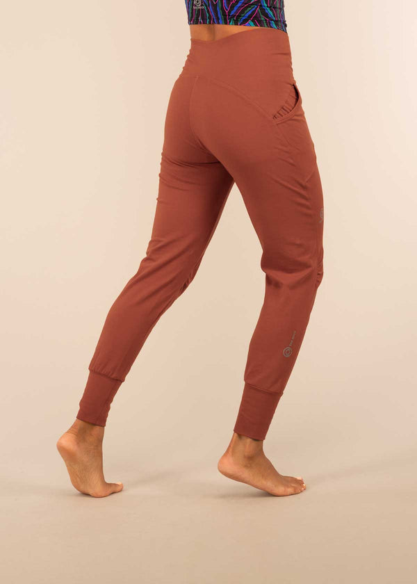 3rd rock activewear sweats made for yoga and gym - Kendal is 5ft 7" with a 28" waist, 38" hips and wears a size 30/RL. F