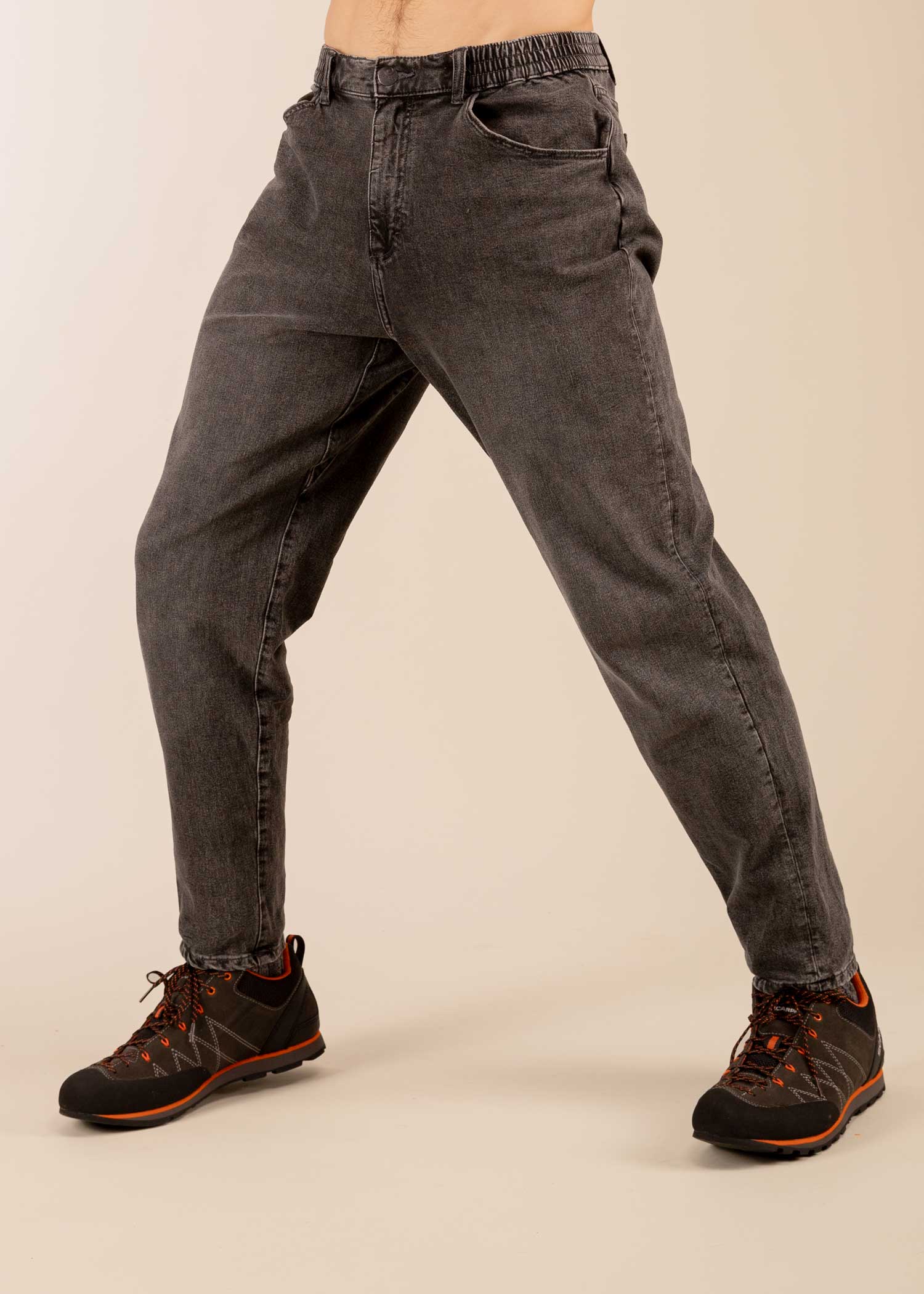 3rd rock eco jeans - Jerome is 5ft 10" with a 30" waist & 37" hips. Here he is wearing a size 30RL. M