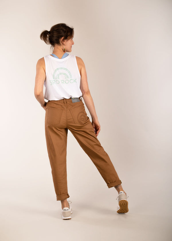 3RD ROCK Gaia organic cotton twill trousers - Jess is 5ft 8” with a  29" waist, 38" hips & a 32.5" inseam and is wearing a size 28RL.