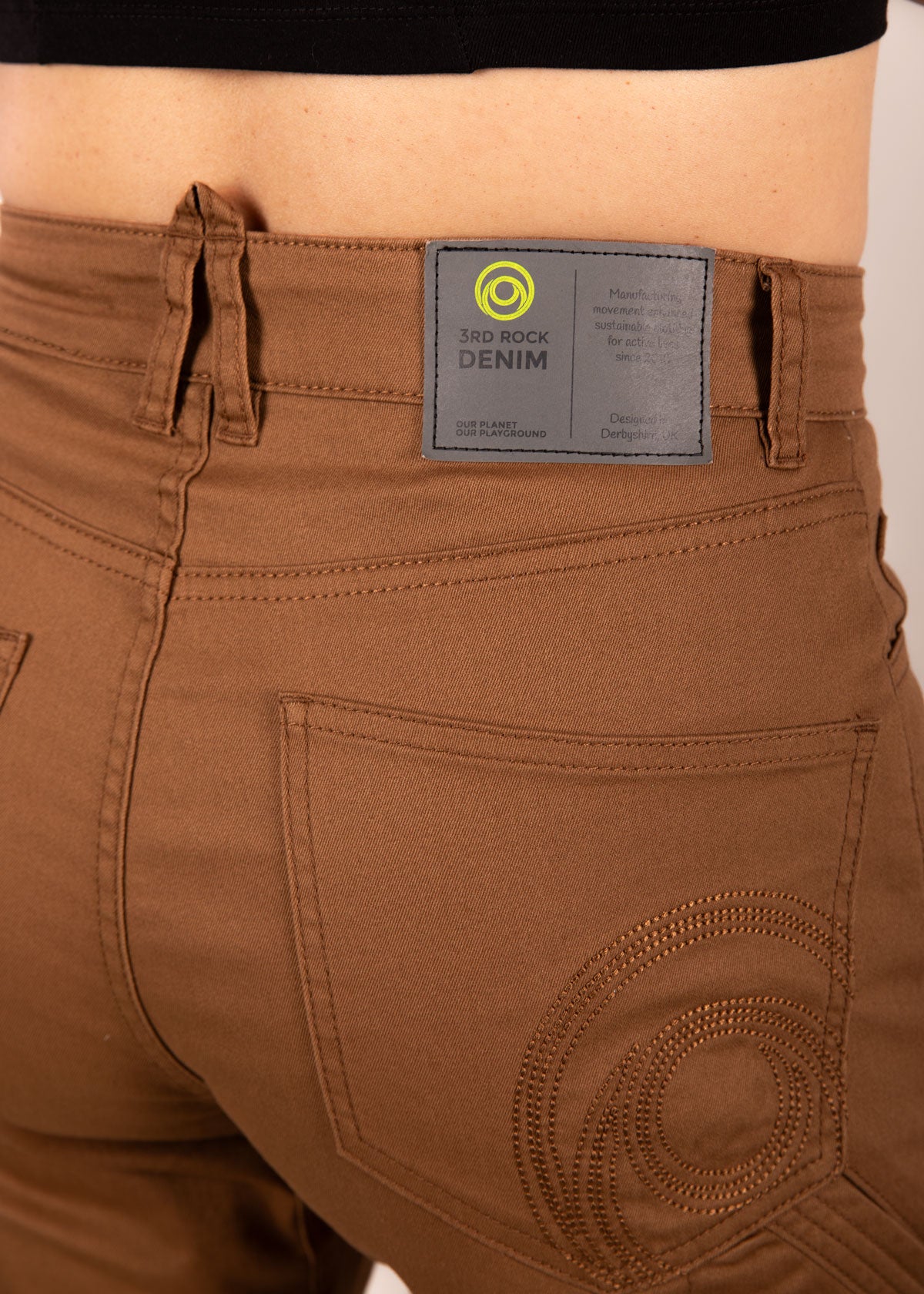 3RD ROCK sustainable twill khaki brown trousers - Jess is 5ft 8” with a  29" waist, 38" hips & a 32.5" inseam and is wearing a size 28RL.