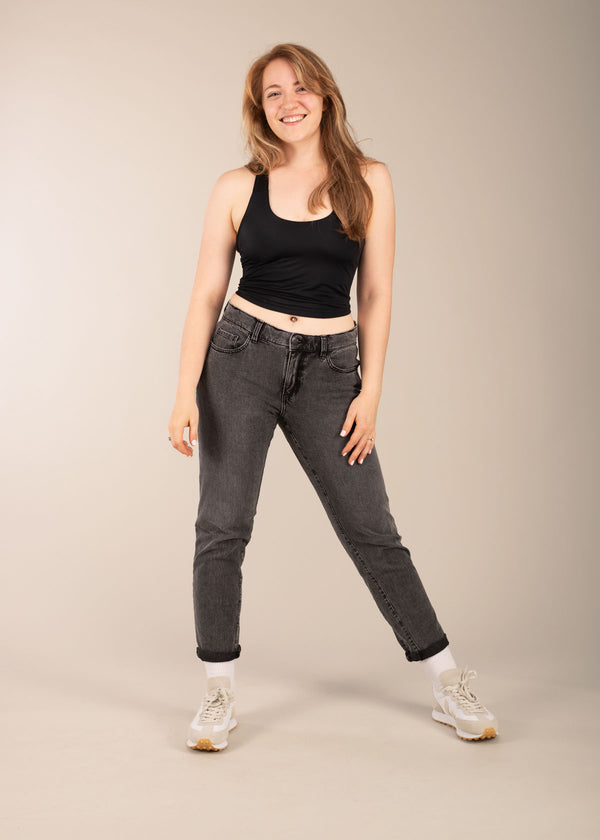 3rd rock sustainable jeans - Emma is 5ft 7" with a 27" waist & 40" hips. Here she is wearing a size 30RL. F