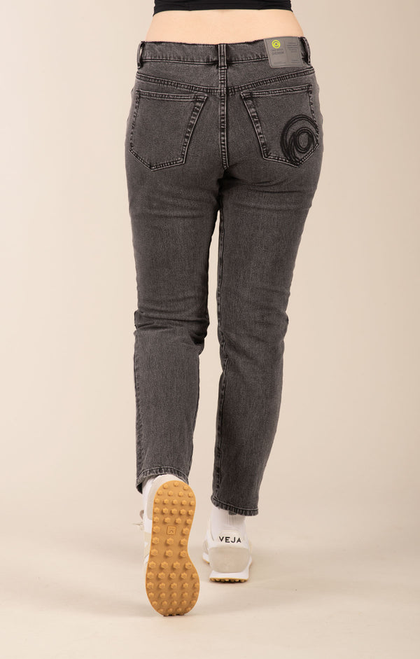 3rd rock sustainable jeans - Emma is 5ft 7" with a 27" waist & 40" hips. Here she is wearing a size 30RL. F