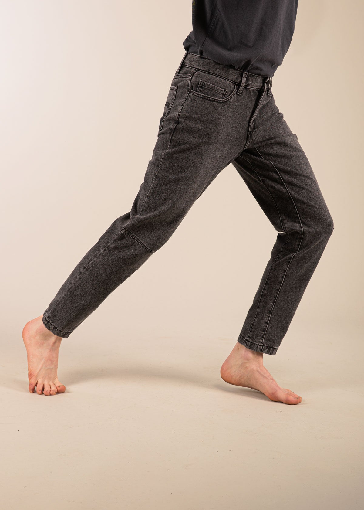 3rd rock sustainable jeans - Ed is 5ft 9" with a 29" waist. Here he is wearing a size 30RL. M