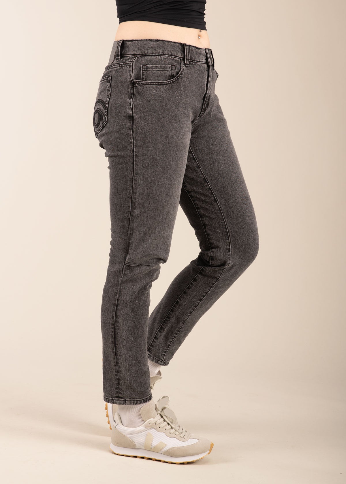 3rd rock sustainable jeans - Emma is 5ft 7" with a 27" waist & 40" hips. Here she is wearing a size 30RL. F