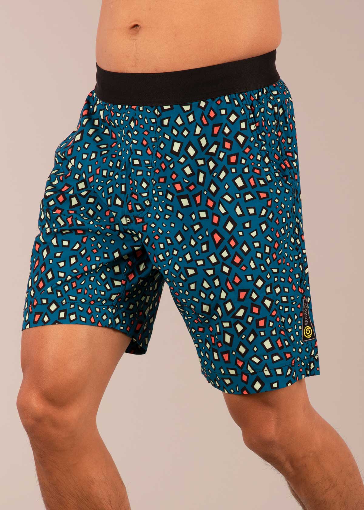 3RD ROCK sustainable adventure shorts - Donald is 6ft 1″ with a 30" waist and is wearing a size 30. Pattern: Minimal Gecko.