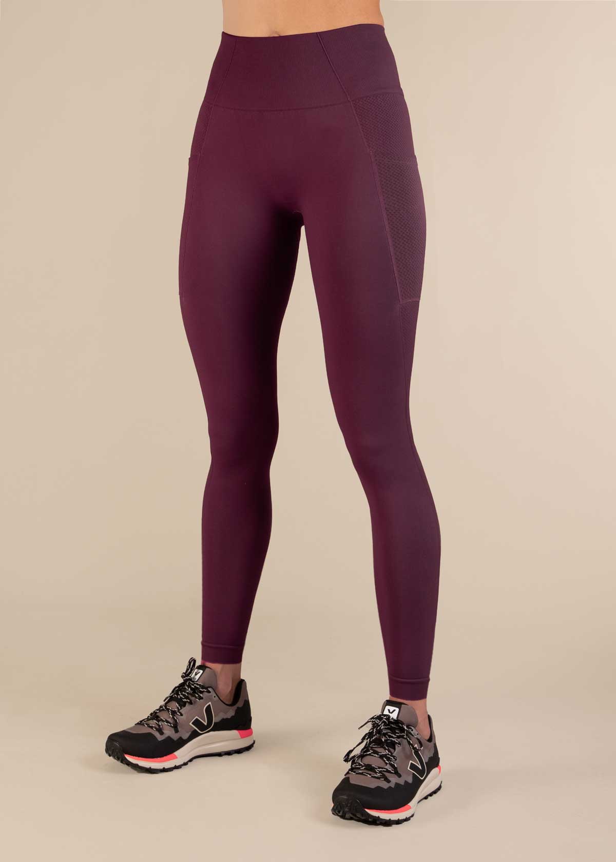 3RD ROCK Salma Seamless Activewear Gym Leggings with Pockets - Aaliya is 5ft 8" with a 26" waist & 35" hips and is wearing a size 6-8.