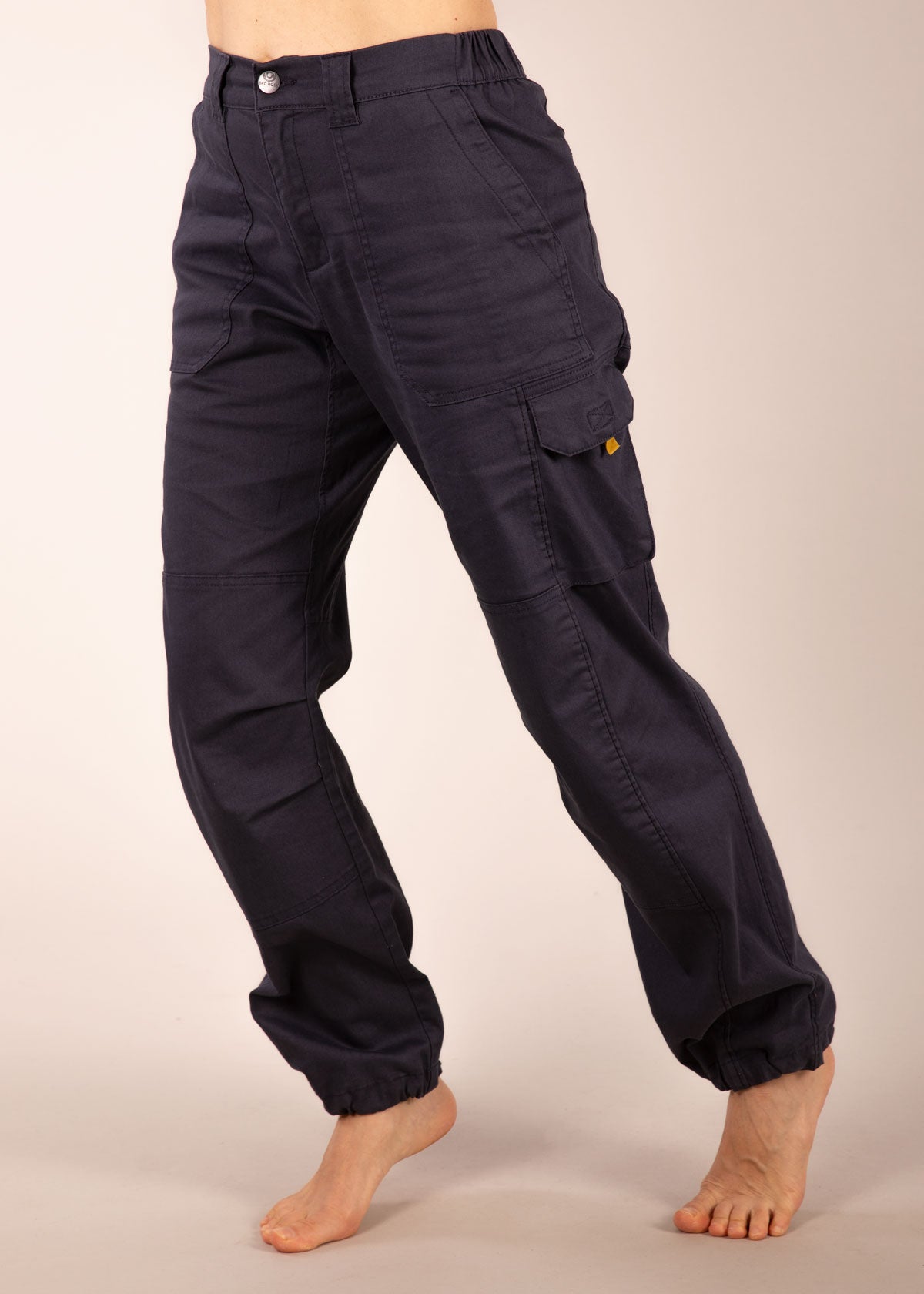 3RD ROCK navy blue cargo pocket trousers - Jess is 5ft 8” with a  29" waist, 38" hips & a 32.5" inseam and is wearing a size 28RL.