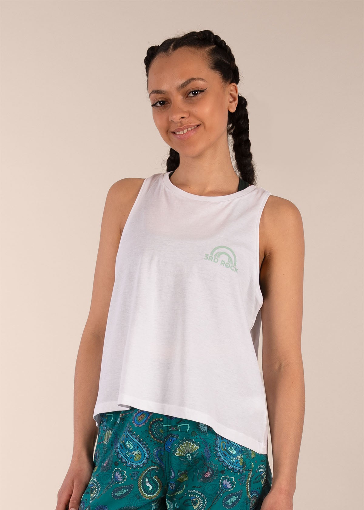 3RD ROCK lightweight summer organic cotton vest - Aaliyah is 5ft8" with a 34" chest and is wearing a size 10.