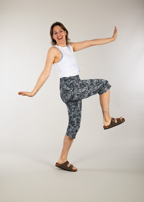 3RD rock sustainable midlength trousers for climbing - Jess is 5ft 8” with a  29" waist, 38" hips & a 32.5" inseam and is wearing a size 28.