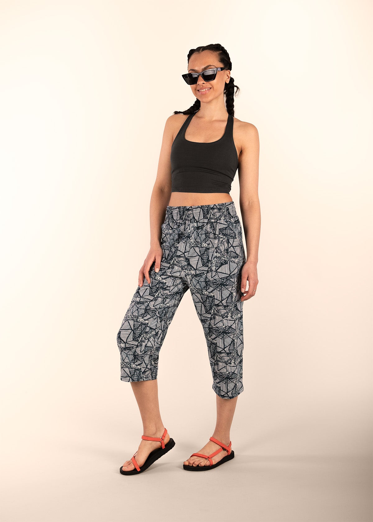 3RD ROCK recycled midlength summer trousers - Aaliyah is 5ft8" with a 26" waist, 35" hips & a 33" inseam and is wearing a size 26.