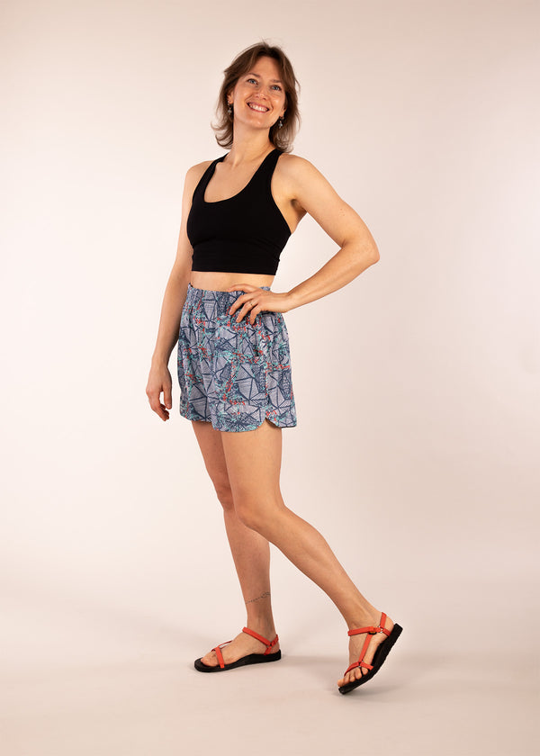 3RD ROCK sustainable lightweight summer shorts - Jess is 5ft 8” with a  29" waist, 38" hips & a 32.5" inseam and is wearing a size 28.