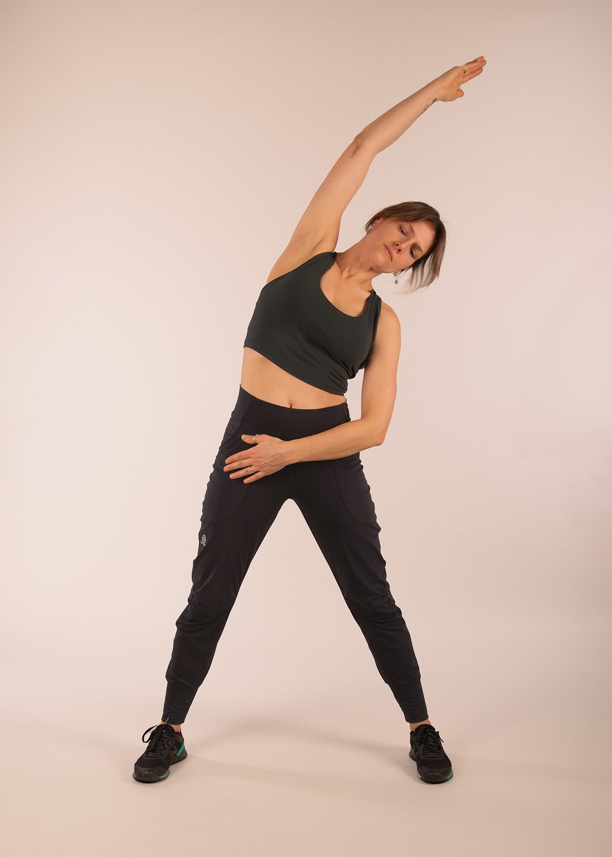 3RD ROCK organic cotton sustainable gym trousers - Jess is 5ft 8” with a  28" waist, 37" hips & a 32" inseam and is wearing a size 28RL.