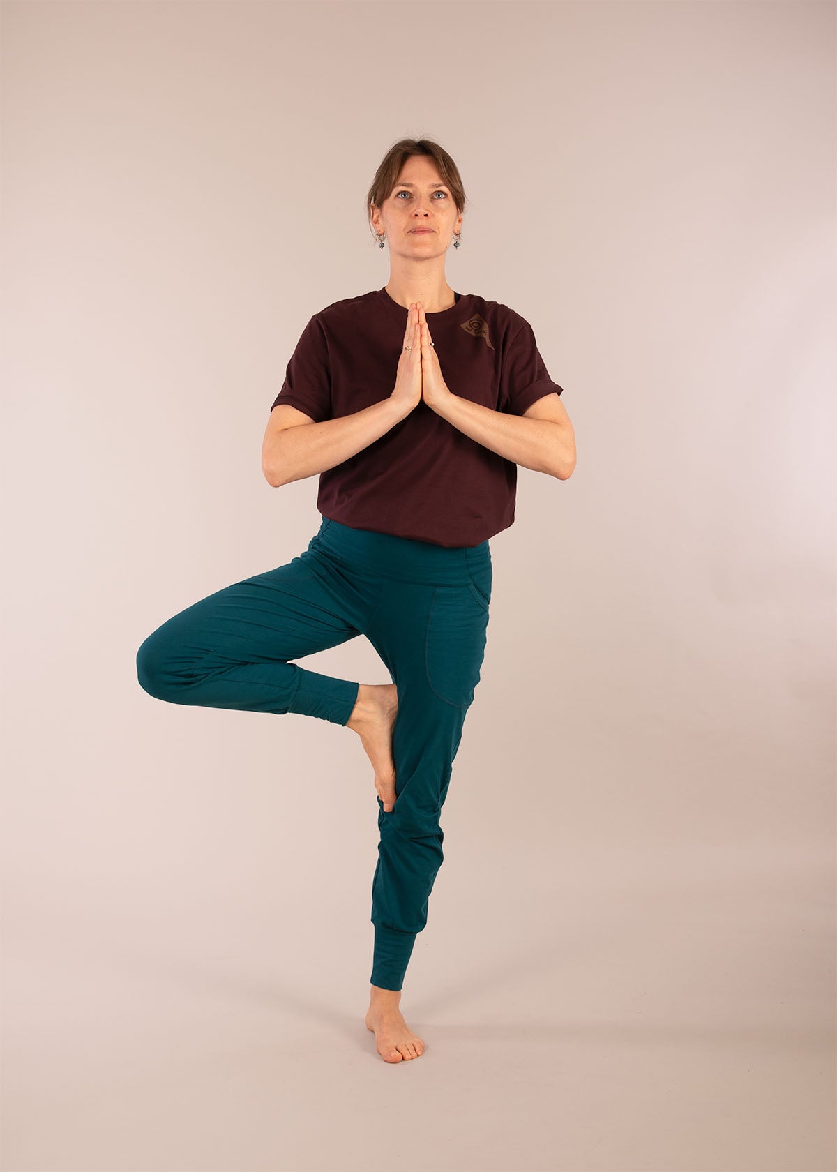 3RD ROCK organic cotton sustainable yoga trousers - Jess is 5ft 8” with a  28" waist, 37" hips & a 32" inseam and is wearing a size 28RL.