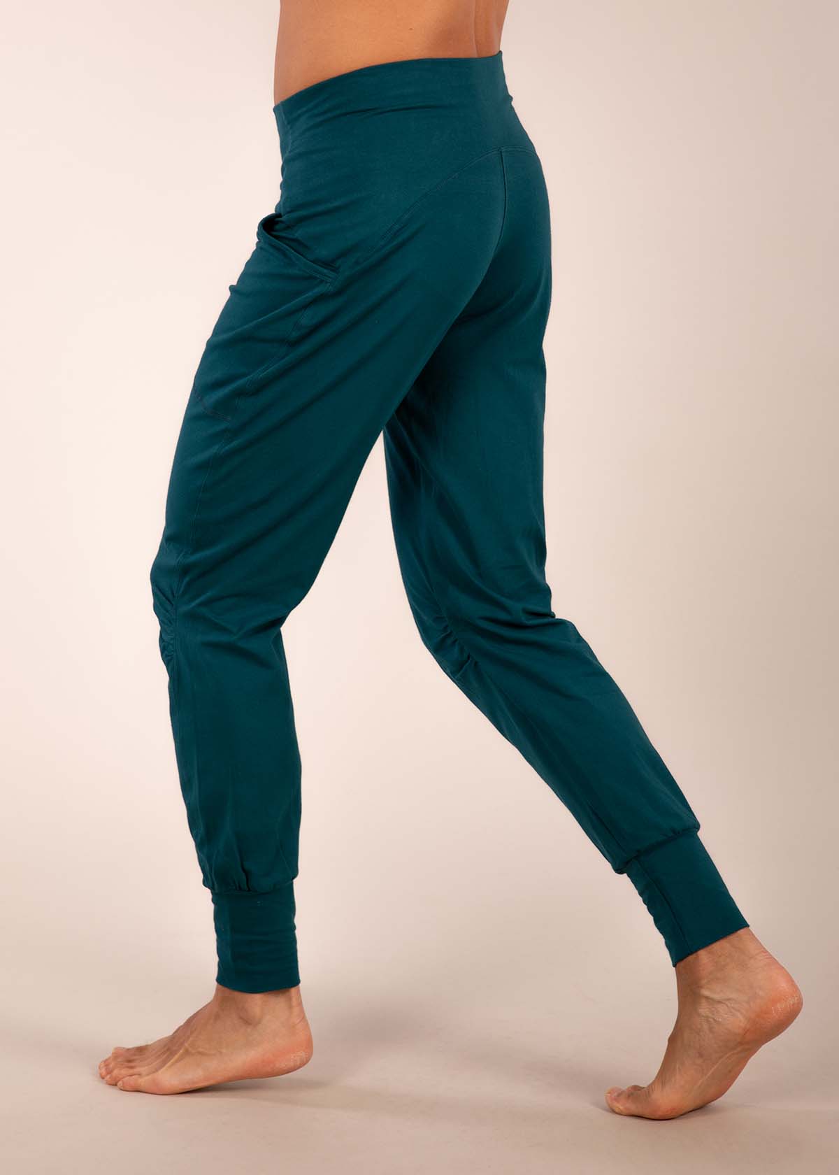 3RD ROCK organic cotton bataboom sweatpants - Donald is 6ft1″  with a 30" waist, 36" hips & a 33" inseam and is wearing a size 30LL.