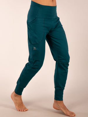 3RD ROCK sustainable organic cotton yoga sweatpants - Donald is 6ft1″  with a 30