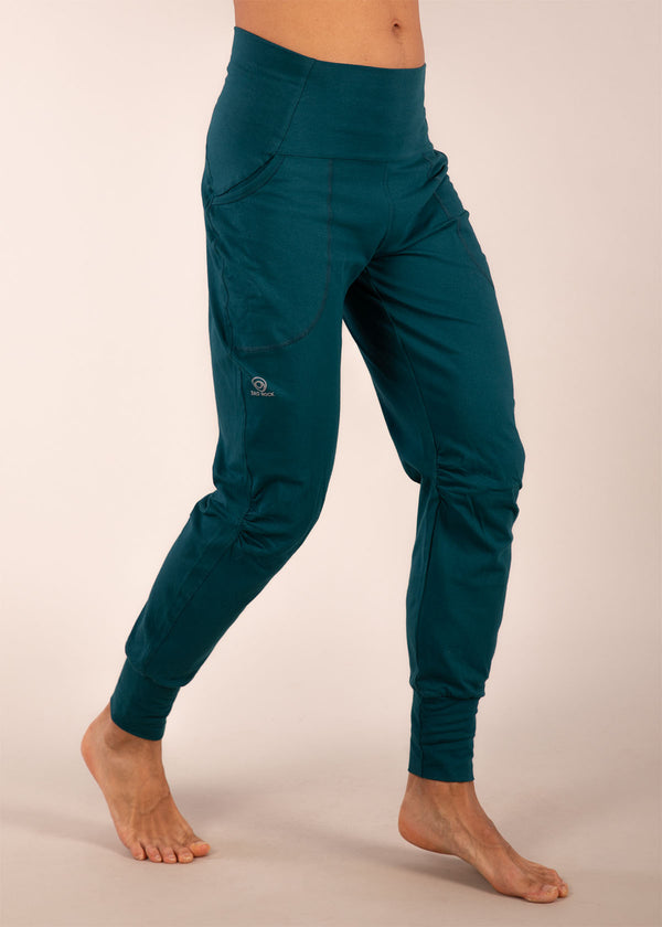 3RD ROCK sustainable organic cotton yoga sweatpants - Donald is 6ft1″  with a 30" waist, 36" hips & a 33" inseam and is wearing a size 30LL.