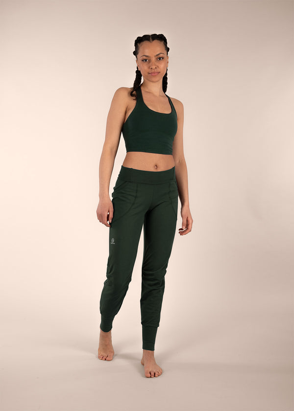 3RD ROCK organic cotton yoga trousers - Aaliyah is 5ft 8" with a 26" waist, 35" hips & a 33" inseam and is wearing a size 26RL.