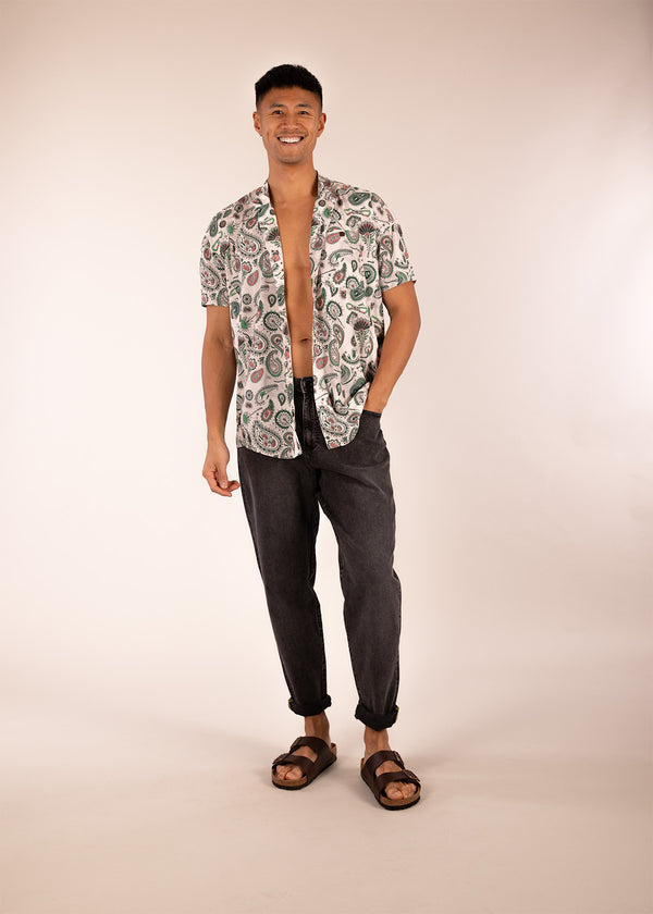 3RD ROCK recycled summer active paisley buttoned climbing shirt - Donald is 6ft1″  with a 40" chest and is wearing a size L.