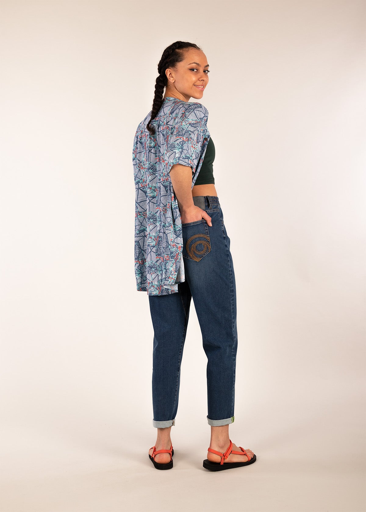 3RD ROCK recycled summer performance buttoned shirt - Aaliyah is 5ft8" with a 34" chest and is wearing a size S.