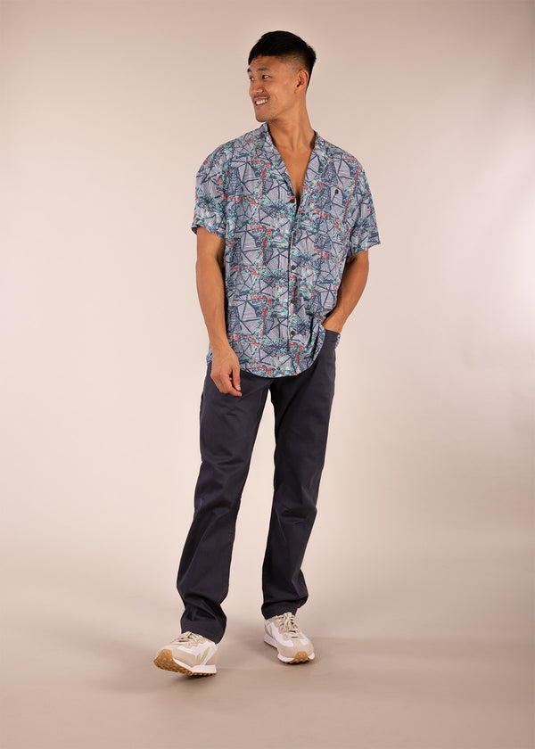 3RD ROCK lightweight active buttoned shirt - Donald is 6ft1″  with a 40" chest and is wearing a size L.