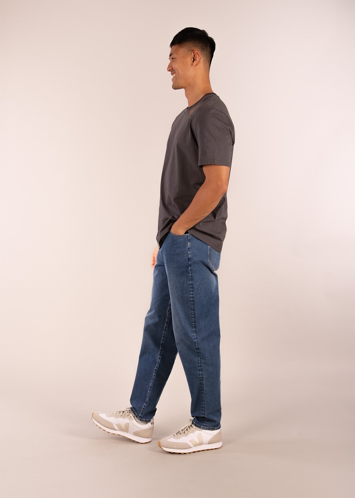 Donald is 6ft 1″  with a 30" waist, 36" hips & a 33" inseam and is wearing a size 30LL