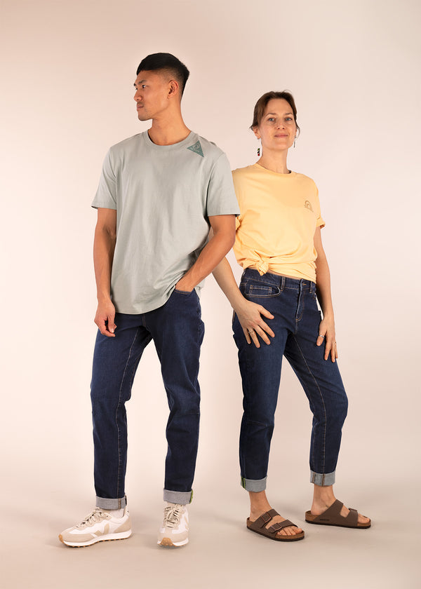 Donald is 6ft 1″  with a 30" waist, 36" hips & a 33" inseam and is wearing a size 30LL


Jess is 5ft 8” with a  29" waist, 38" hips & a 32.5" inseam and is wearing a size 28RL
