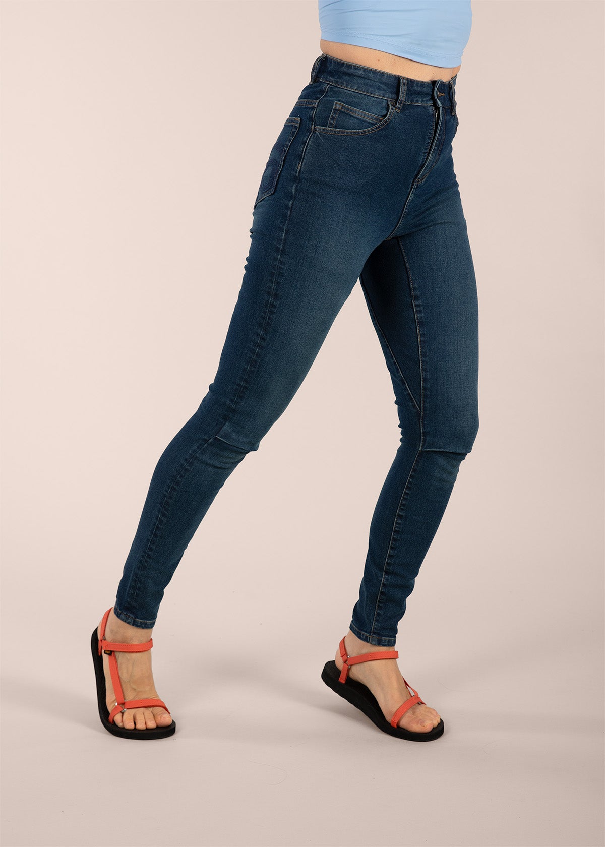 3RD ROCK Sustainable skinny jeans - Jess is 5ft 8” with a  29" waist, 38" hips & a 32.5" inseam and is wearing a size 28RL.