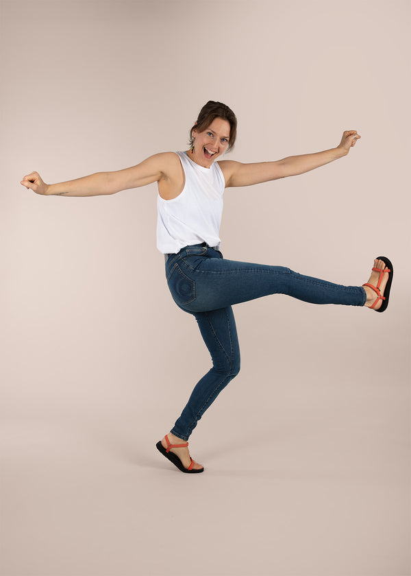 3RD ROCK Sustainable stretchy max movement skinny jeans - Jess is 5ft 8” with a  29" waist, 38" hips & a 32.5" inseam and is wearing a size 28RL.