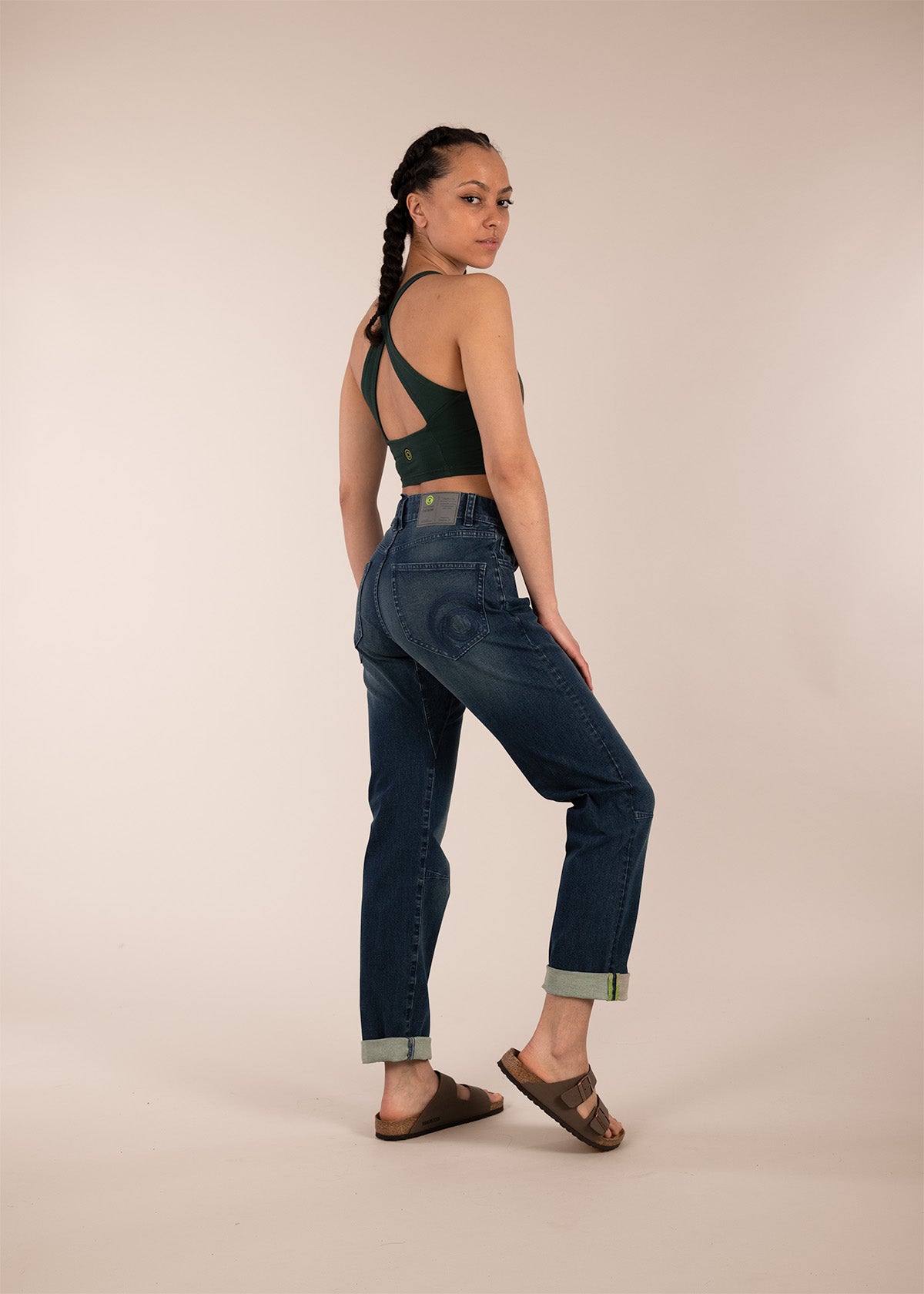 3RD ROCK sustainable denim jeans - Aaliyah is 5ft8" with a 26" waist, 35" hips & a 33" inseam and is wearing a size 26RL.