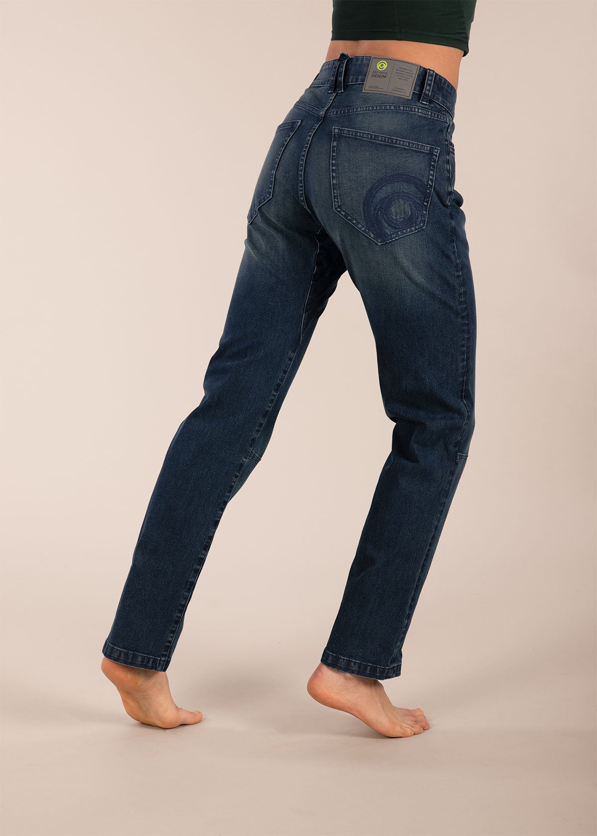 3RD ROCK sustainable movement jeans - Aaliyah is 5ft8" with a 26" waist, 35" hips & a 33" inseam and is wearing a size 26RL.