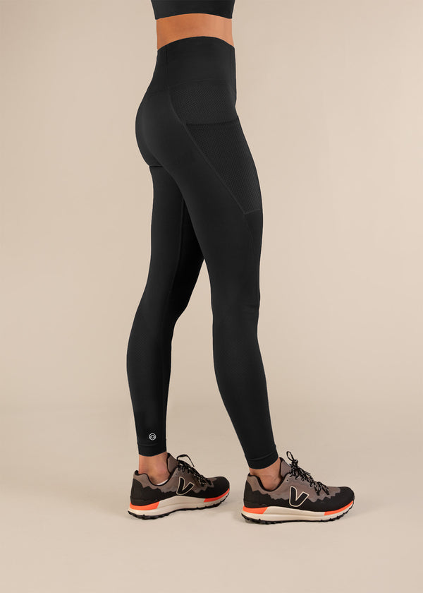 3RD ROCK Salma Seamless Recycled Performance Leggings with Pockets - Aaliya is 5ft 8" with a 26" waist & 35" hips and is wearing a size 6-8.